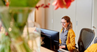 cropped-Tessa-bloem-op-de-computer-scaled-e1586445335342.jpg
